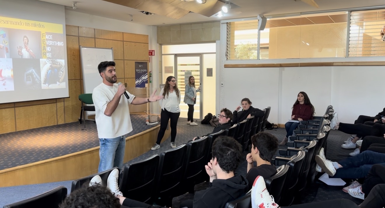 Nicolás dirigiéndose a estudiantes