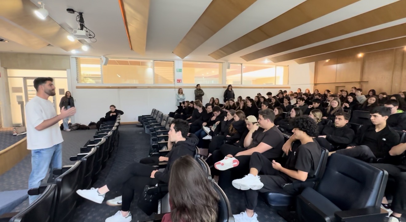 Auditorio de estudiantes en conferencia