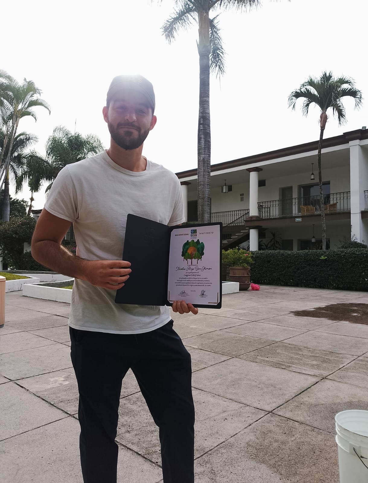 Nicolás Anza con reconocimiento del Congreso FeMUJ